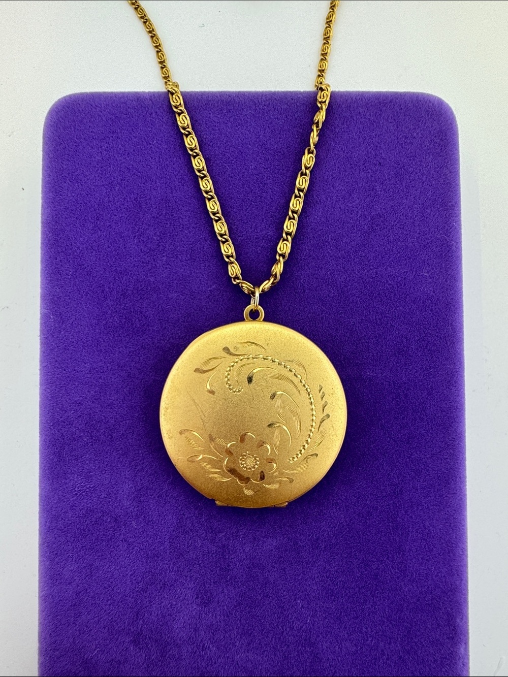 💛 Vintage Gold Plated Floral Engraved Round Locket Necklace | Botanical Romance
